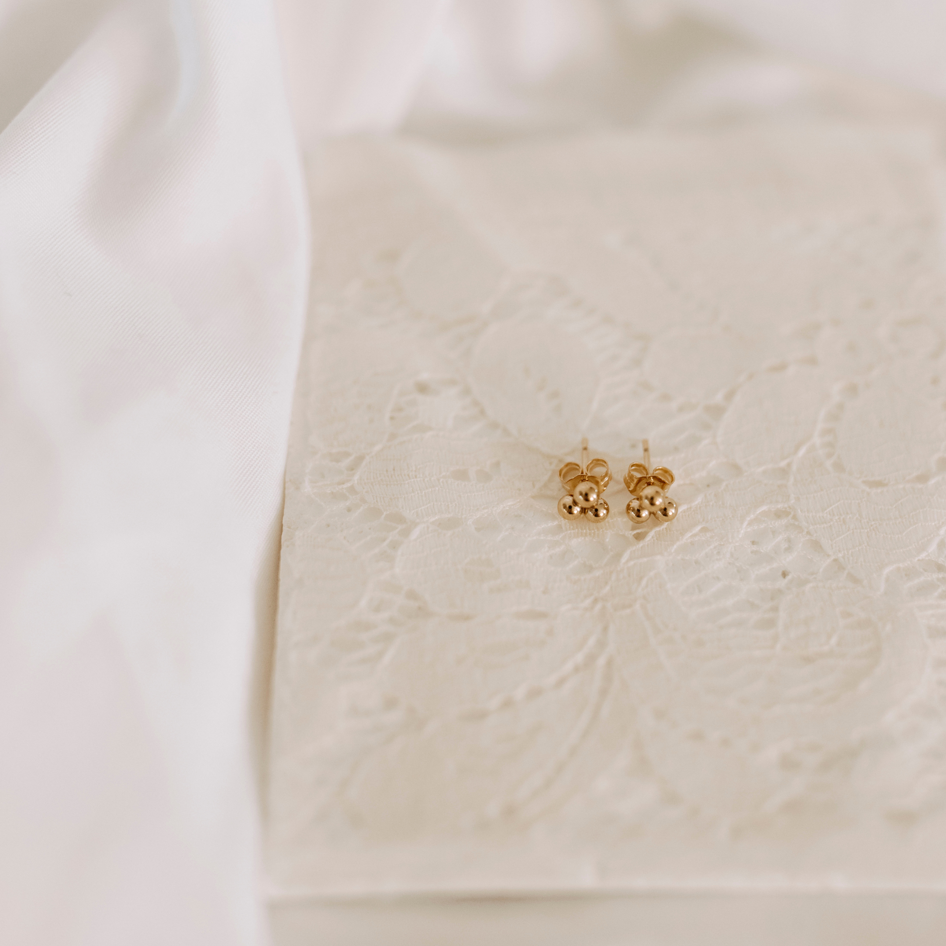 dainty stud earrings